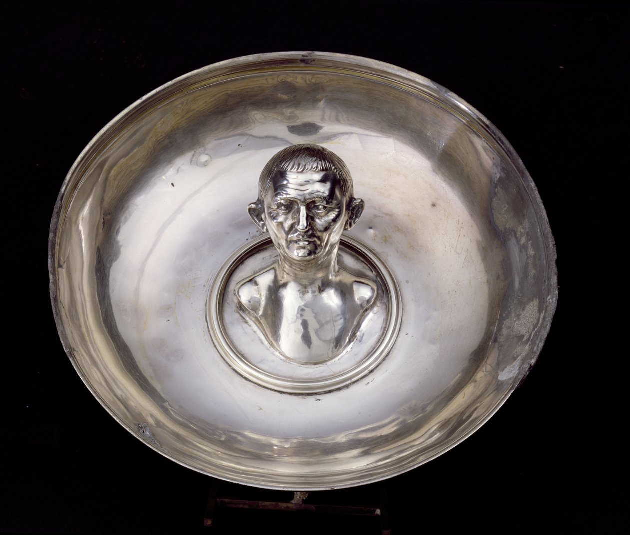 Maträtt med bysten av en man inuti, från Boscoreale Treasure, nära Pompeji (silver) (framifrån) av Roman