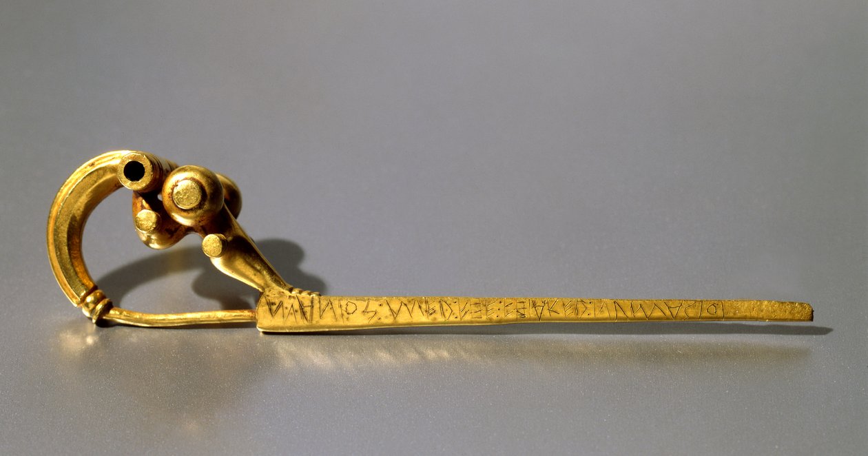 Fibula från Palestrina med inskriptionen "Manios" (guld) av Roman