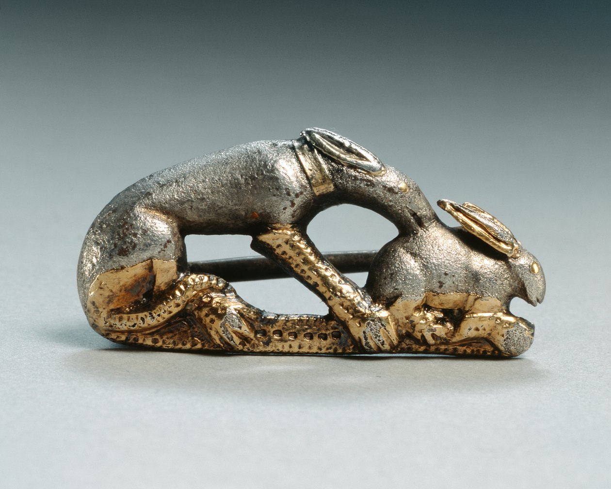 Fibula av en hund som fångar en kanin (silver och förgylld) av Roman
