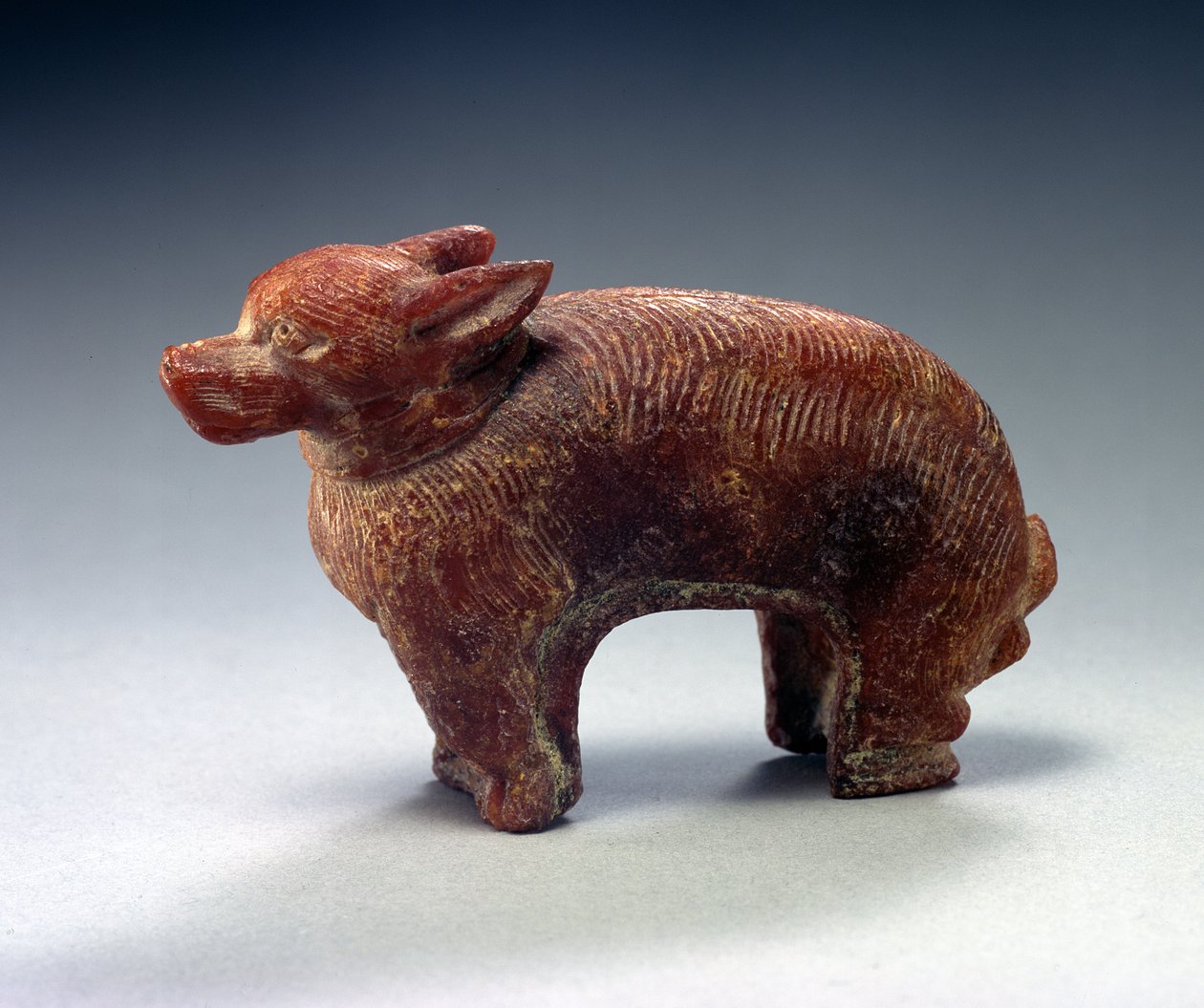 Figur av en hund (bärnsten) av Roman
