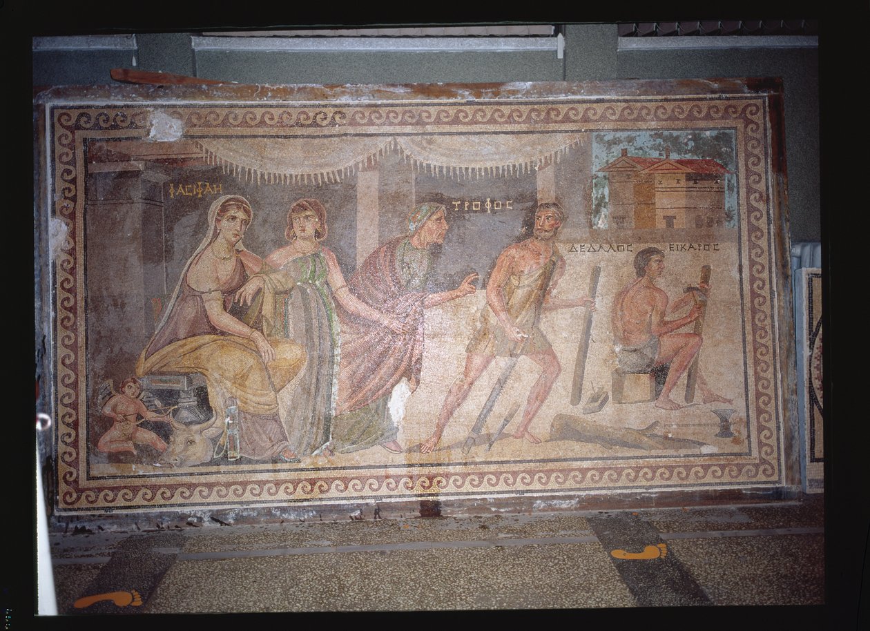 Golv som visar formgivningen av en träko för drottning Pasiphae, från Belkis (nu Zeugma) Turkiet (mosaik) av Roman