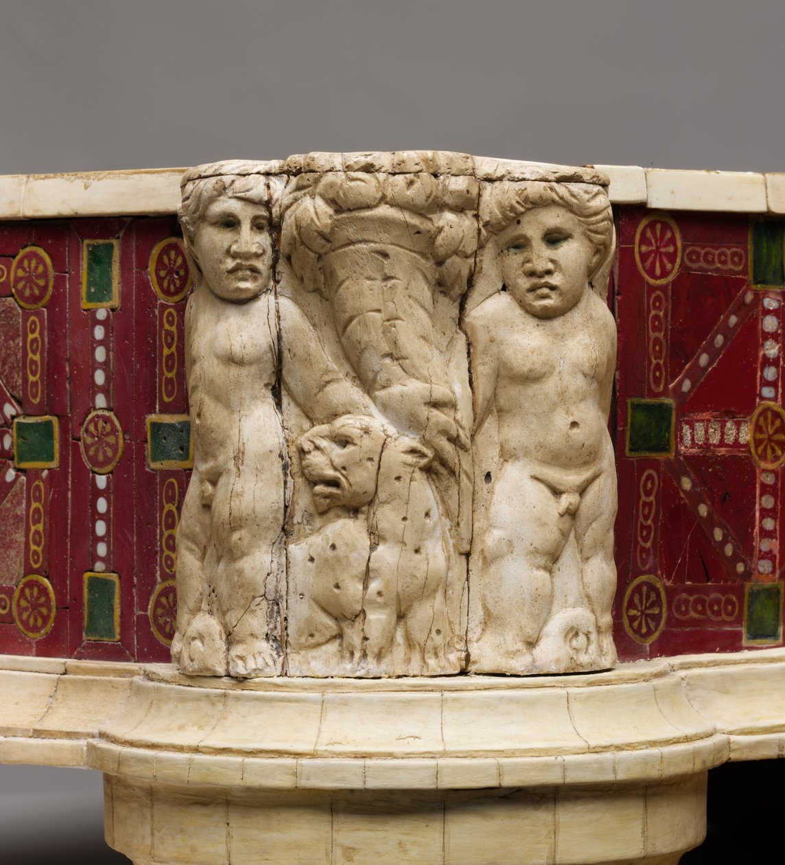 Fotpallsdetalj med benristning av amoriner, leoparder och ymnighetshorn, ca 100 e.Kr. (trä, ben och glas) av Roman