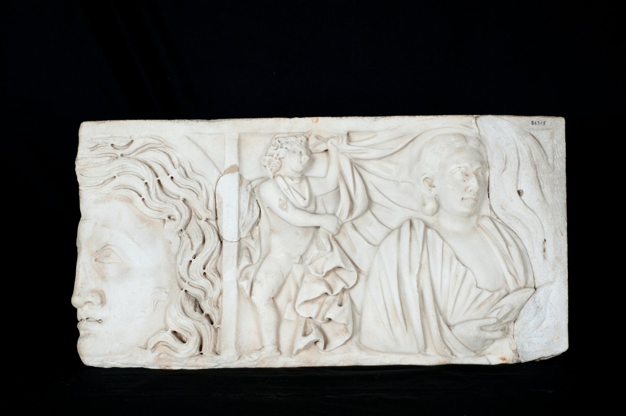 Fragment av en sarkofag (marmor) av Roman