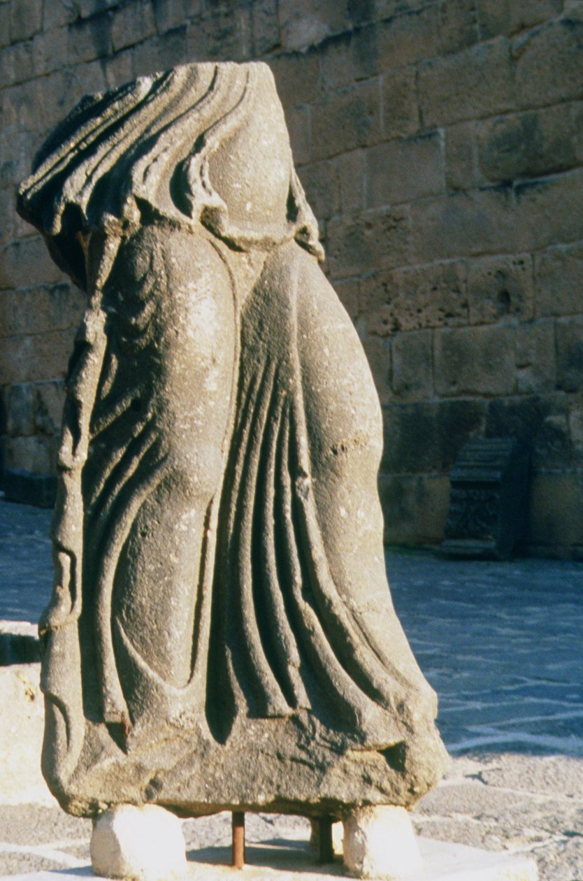 Fragment av en skulptur av en stående kvinna (basalt) av Roman