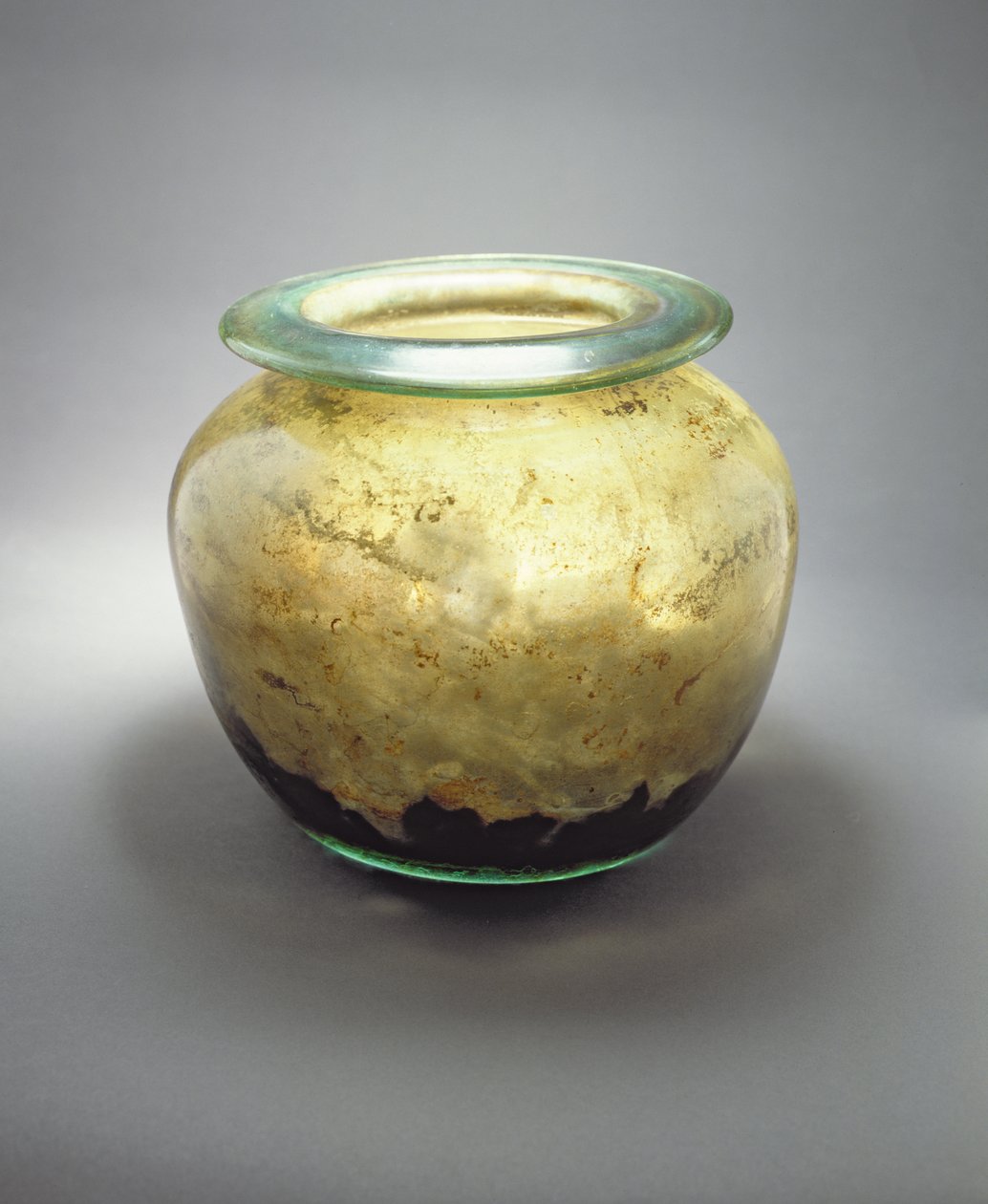 Friblåst glasburk, innehållande ben och aska, romersk, ca 50-150 e.Kr. (glas) av Roman