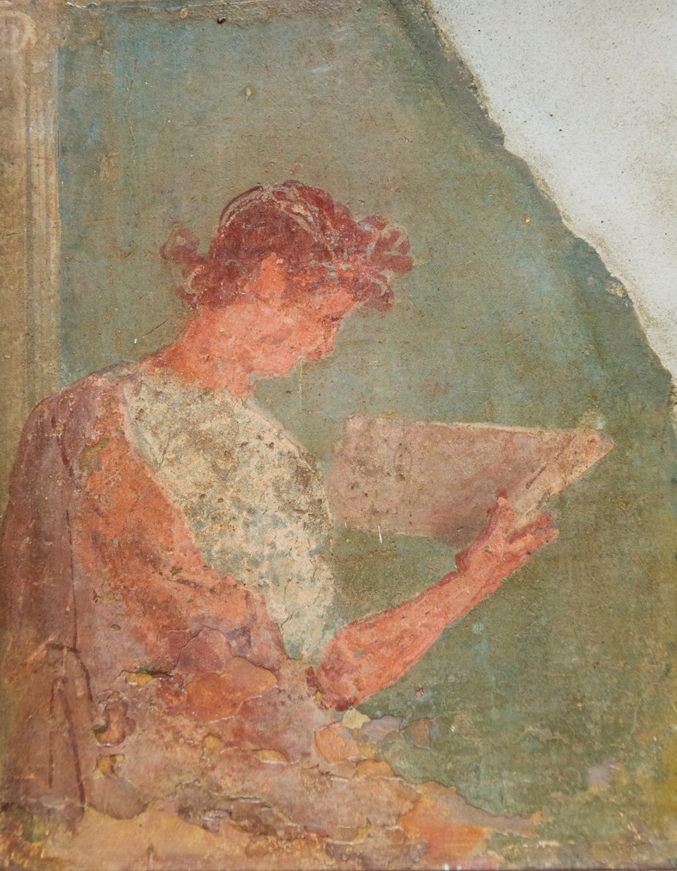 Fresco av en flicka som läser av Roman