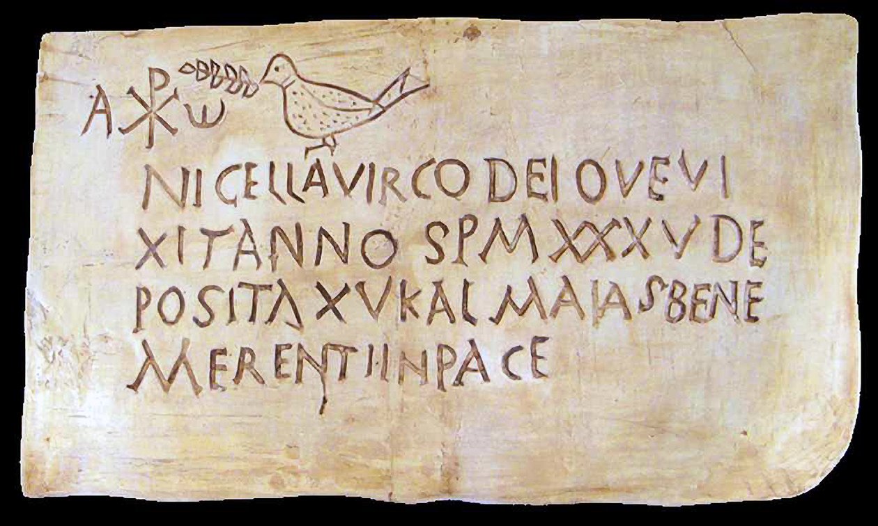 Begravningsinskription från romerska katakomber med de tidiga kristna symbolerna (gips) av Roman