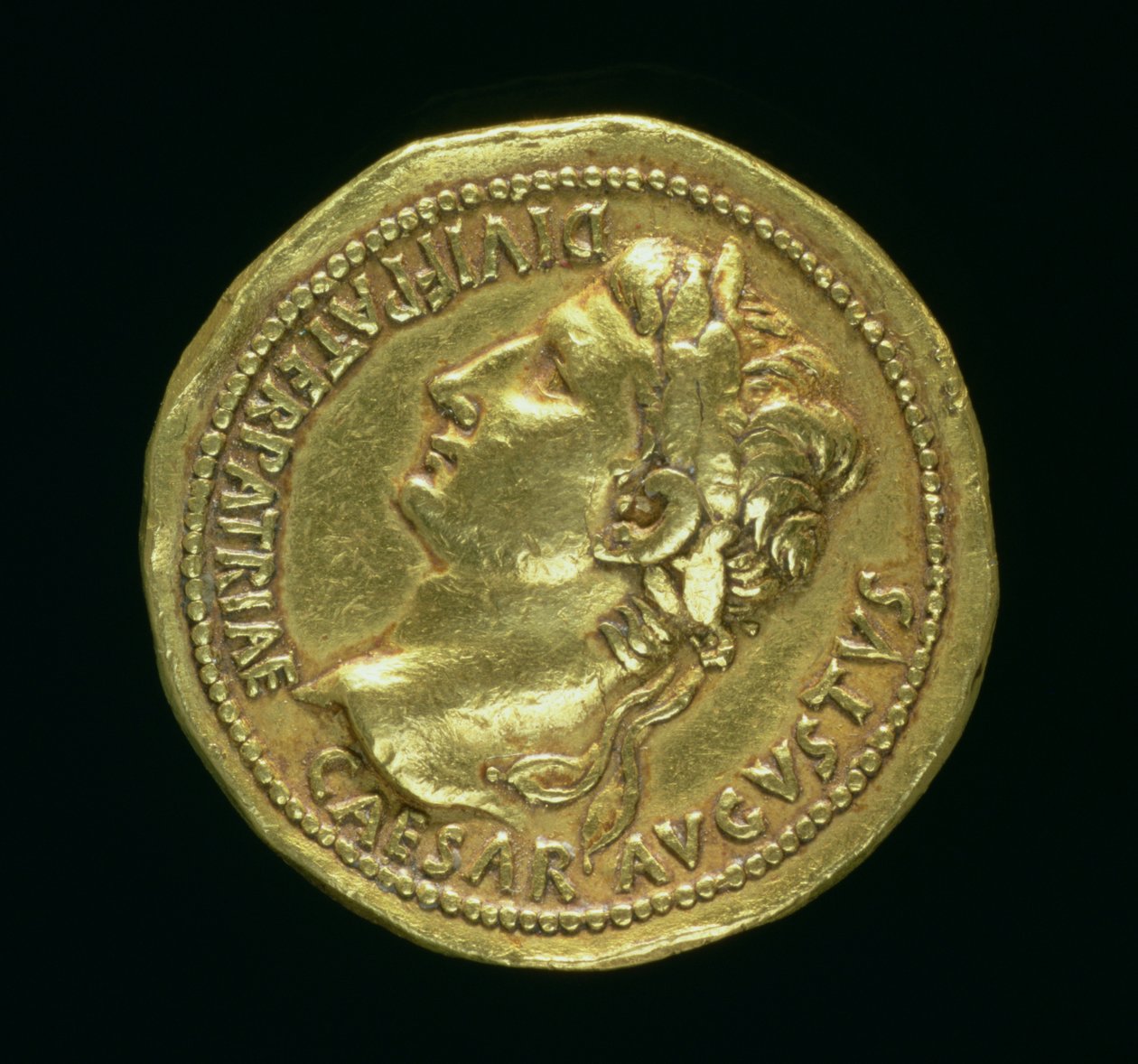 Guldmultipel (framsida) av kejsar Augustus (31 f.Kr. - 14 e.Kr.) med en lagerkrans. Präglad c.07-06 f.Kr. av Roman