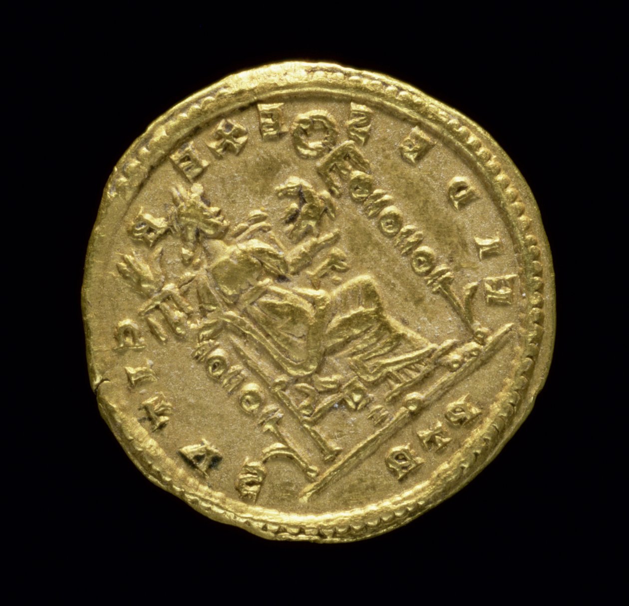 Solidus i guld (baksida) av Konstantin I den store (306-337 e.Kr.) föreställande Fides sittande till vänster på tronen. Inskription: FIDES EXERCITVS. Präglad i Trier. av Roman