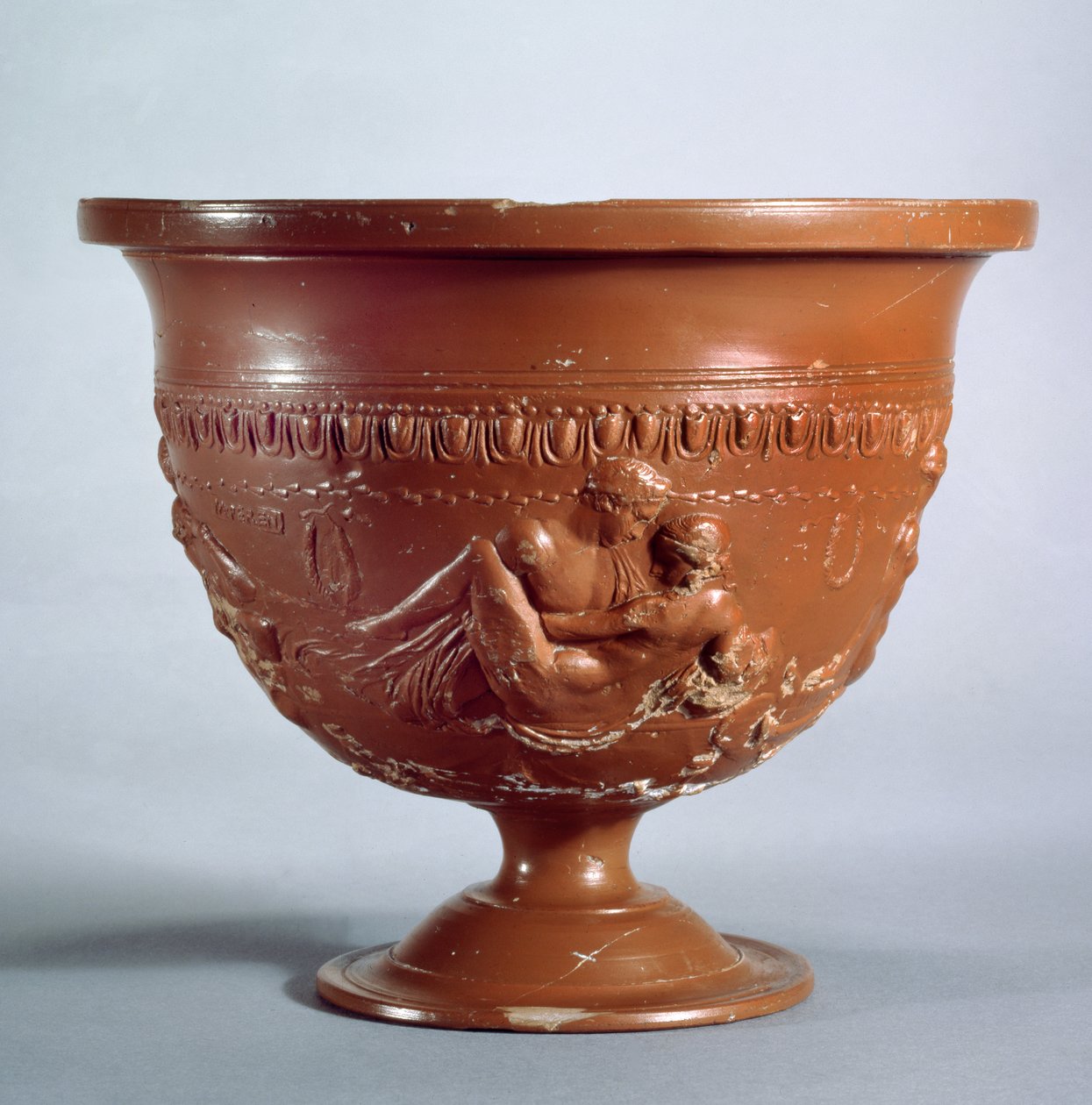 Krater föreställande Lovers, Arezzo, ca 1:a århundradet f.Kr.-1:a århundradet e.Kr. (röd glasyrkeramik) av Roman