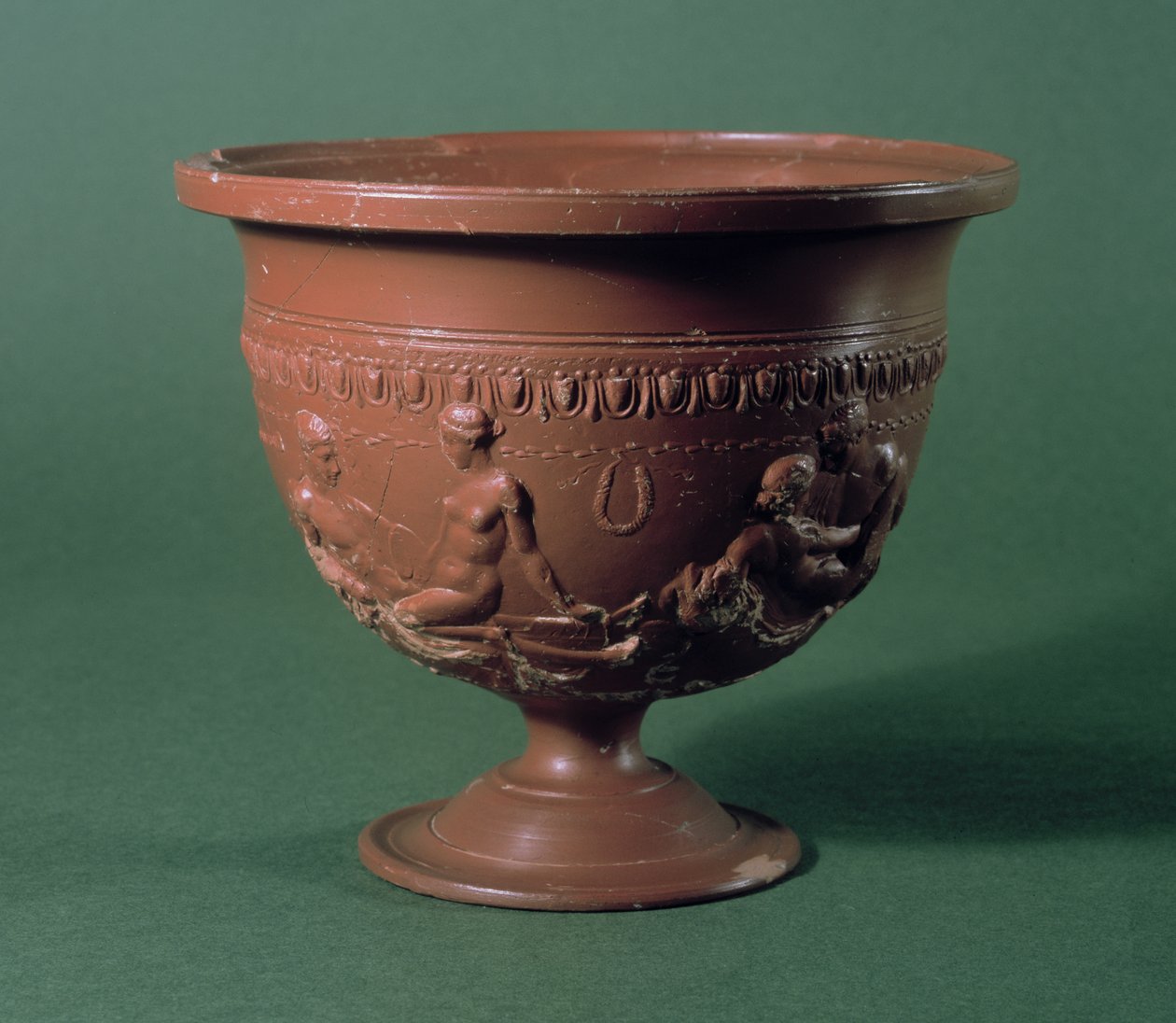 Krater föreställande älskande, Arezzo, ca 1000-talet f.Kr. - 1000-talet e.Kr. (röd glasyrkeramik) av Roman