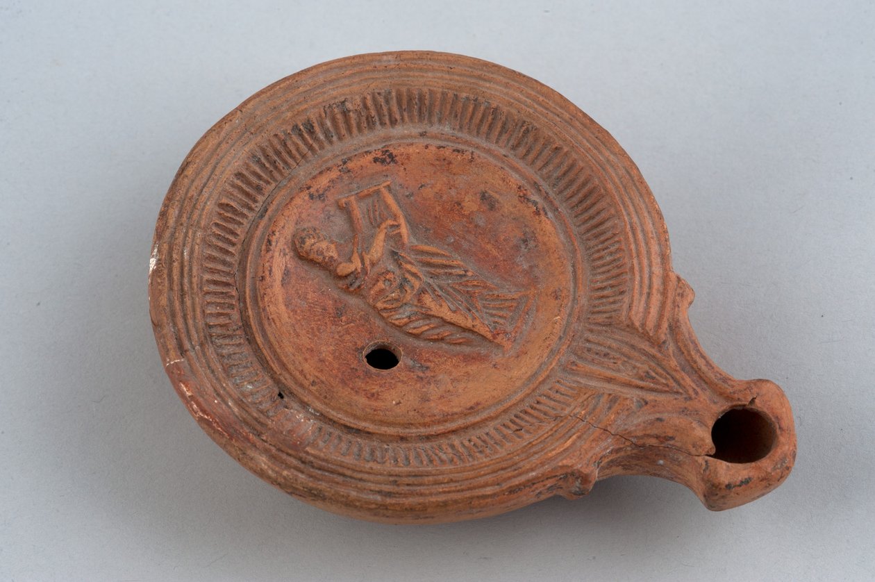 Lampa med figur som spelar lyra (terrakotta) av Roman