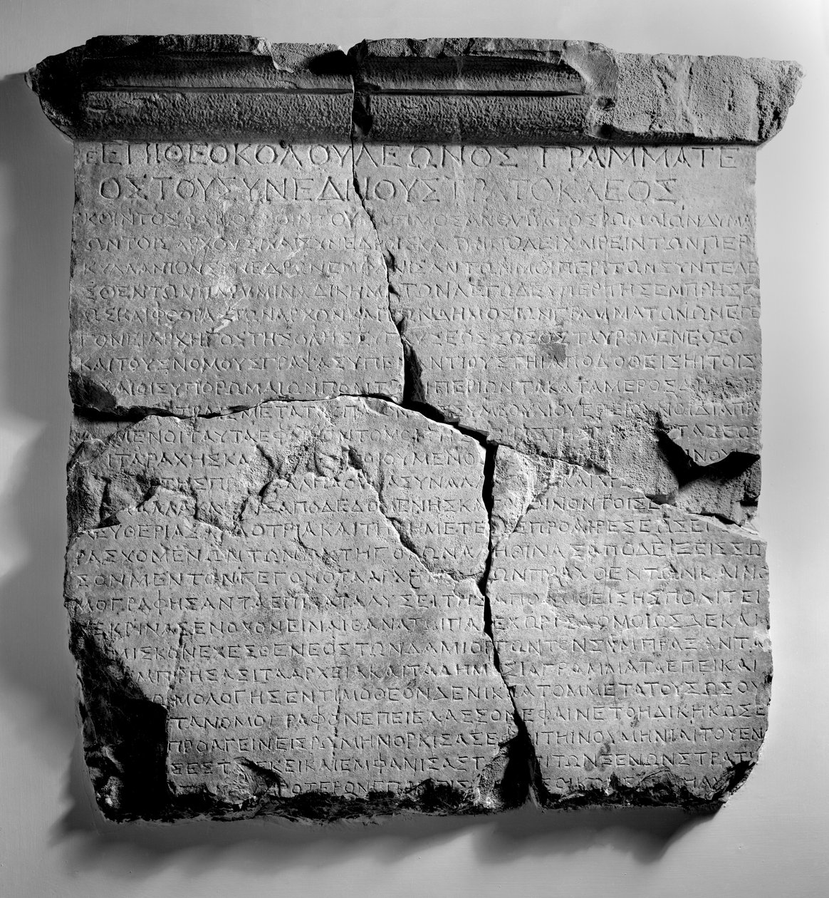 Brev från prokonsuln i Achaea, Qunitus Fabius Maximus till rådet i Dyme i Achaea (kalksten) av Roman