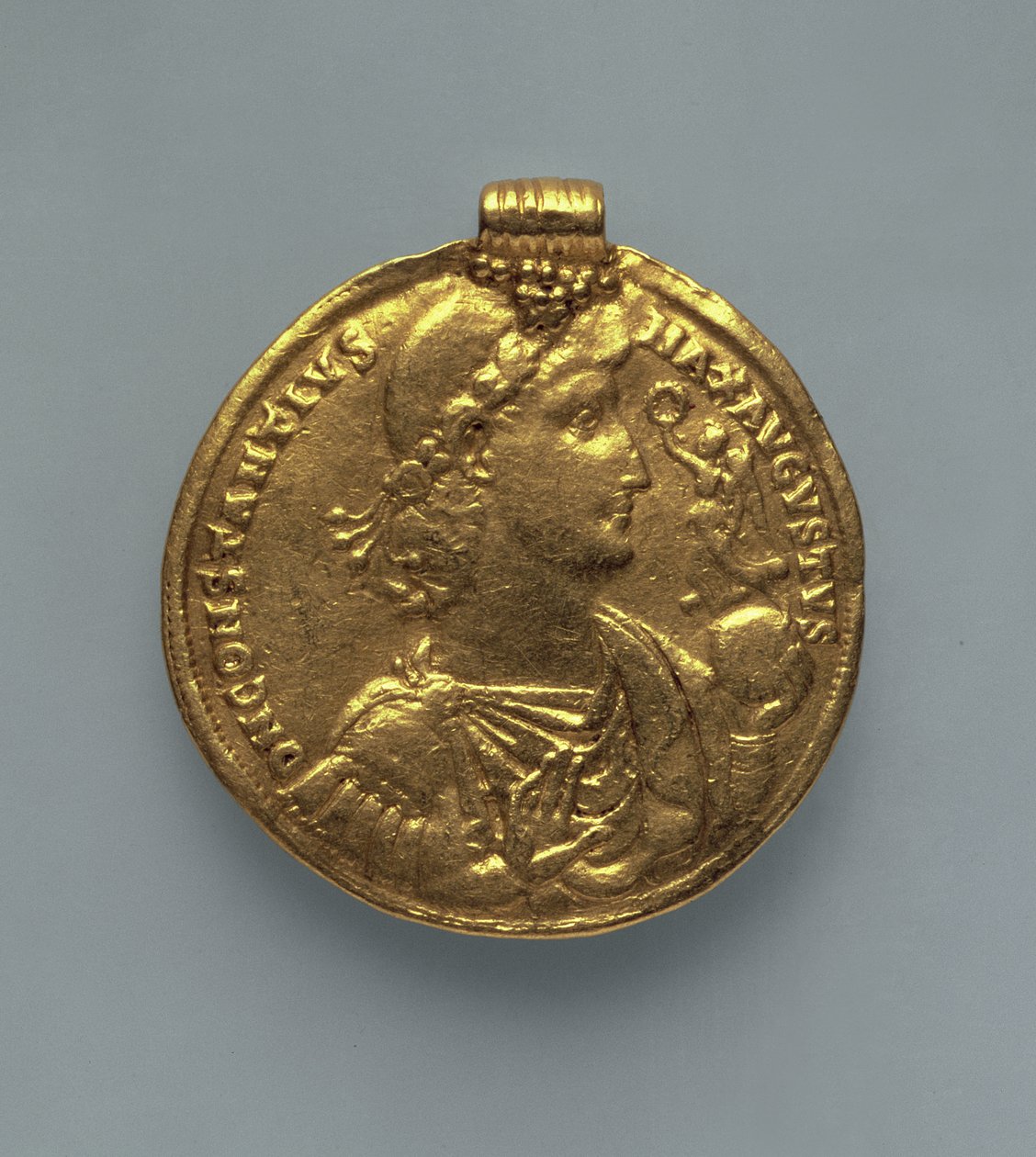 Medaljong (framsidan) av Constantius II (317-361), präglad i Antiochia, Syrien (guld) av Roman