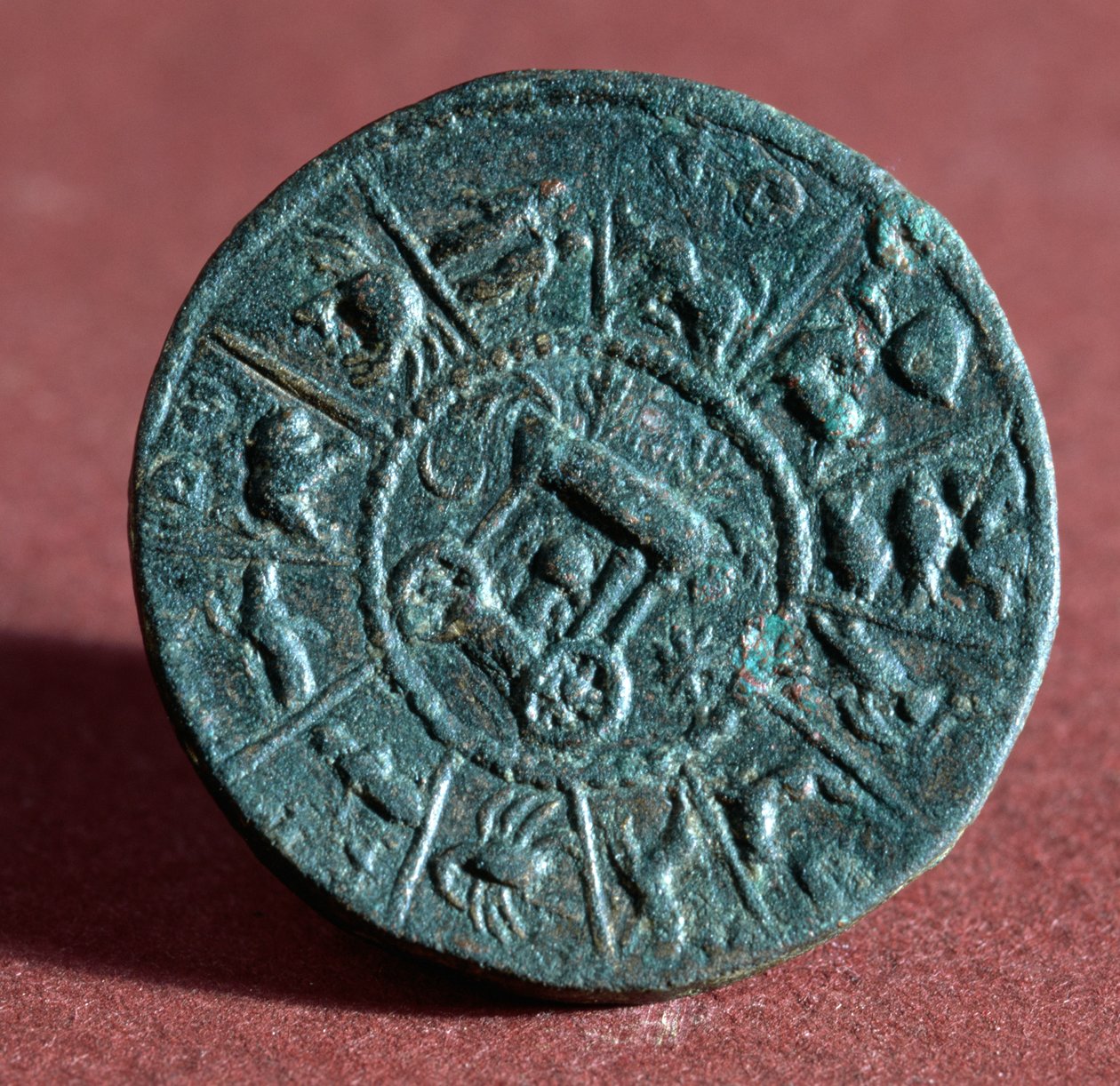 Medaljong med 12 stjärntecken, från Belkis eller Zeugma (brons) av Roman