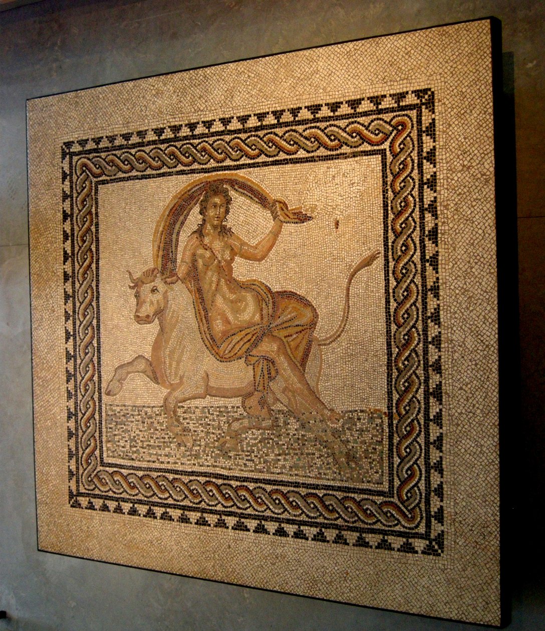 Mosaik av våldtäkten av Io av Zeus som en tjur (mosaik) av Roman