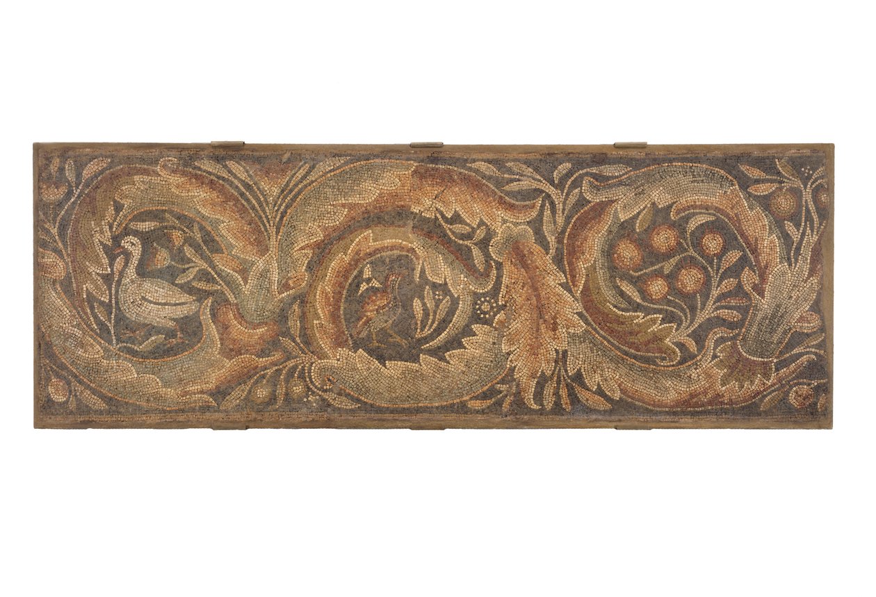Mosaik med blom- och fågelmotiv (stenmosaik) av Roman