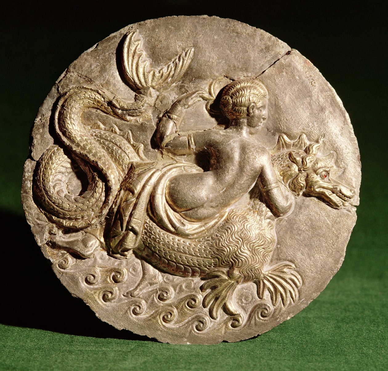 Nereid på Ketos, från locket på en pyxis hittad vid Canosa di Puglia, ca 130 f.Kr. (silver) av Roman