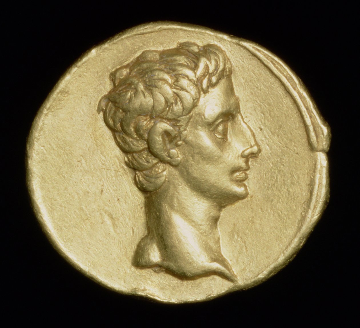 Framsidan av ett aureusmynt föreställande kejsar Augustus, ca. 18-16 f.Kr. (guld) av Roman