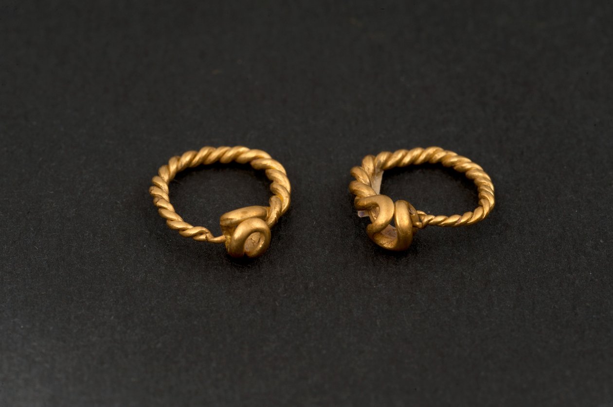 Ett par örhängen (guld) av Roman