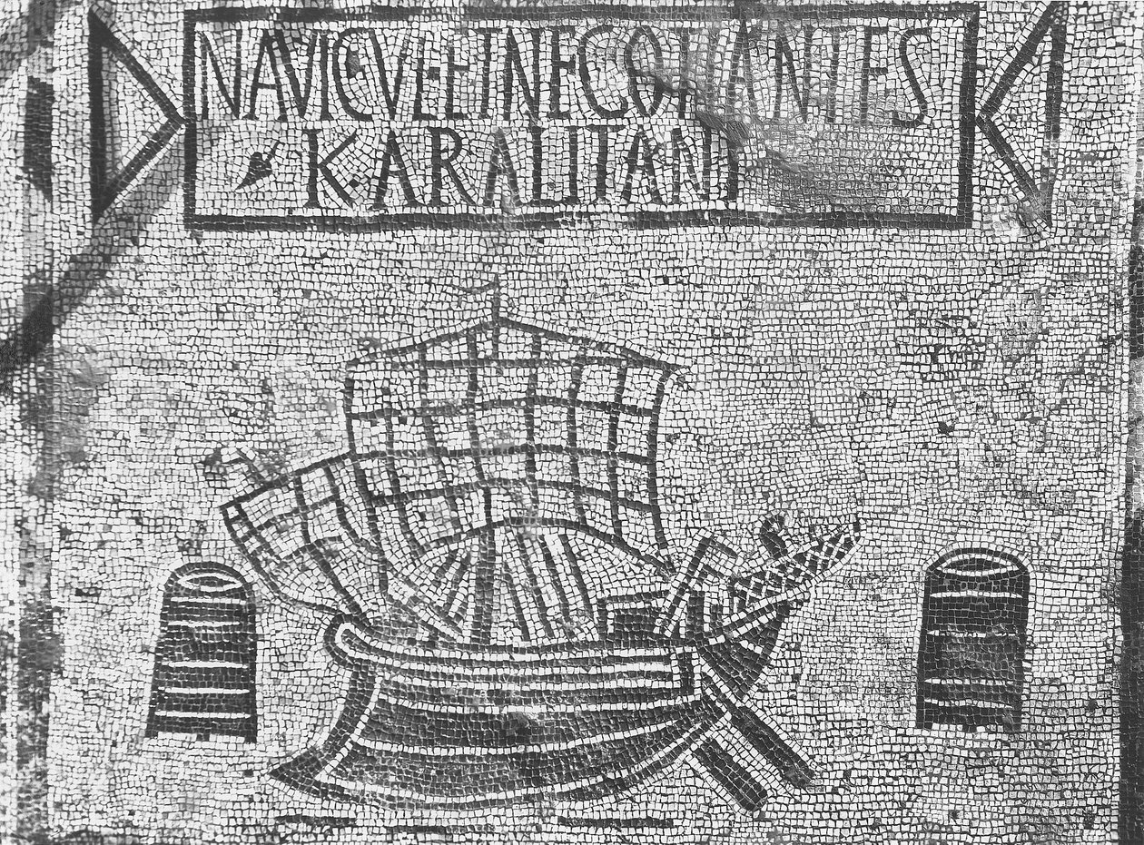 Trottoardetalj från Piazzale dell Corporazioni som visar en nautisk scen (mosaik) av Roman
