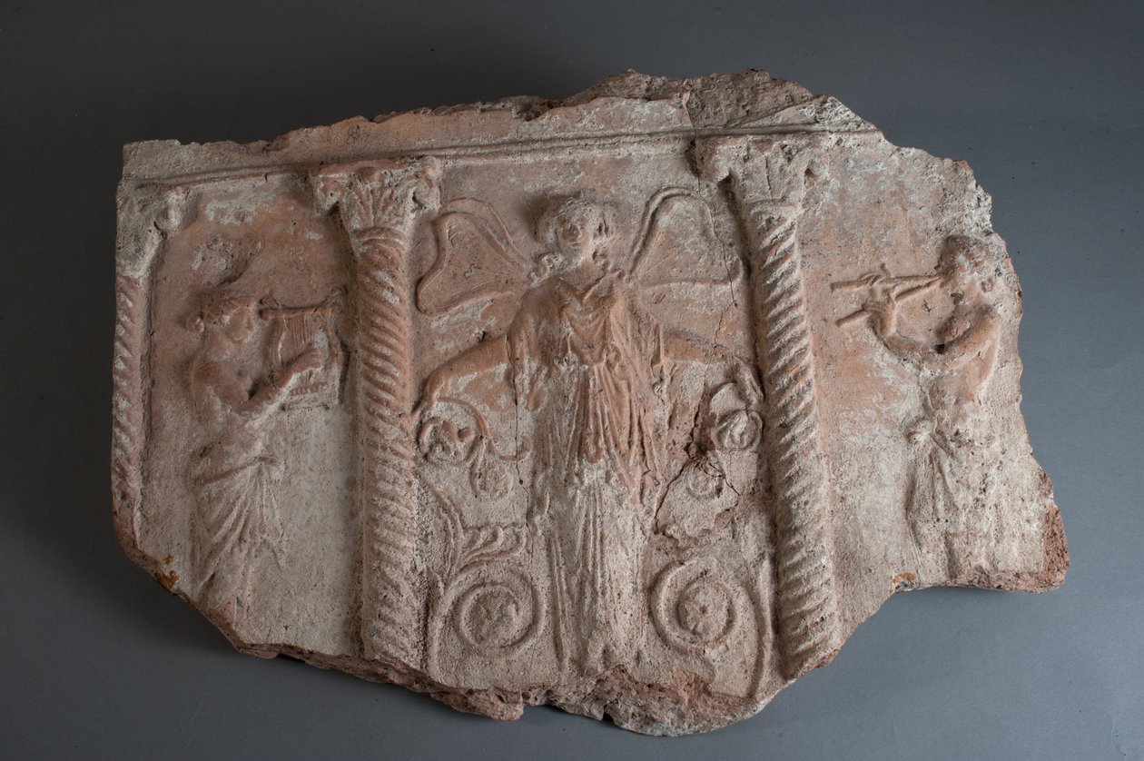 Tallrik med figurer som spelar musikinstrument (fragment) (terrakotta) av Roman