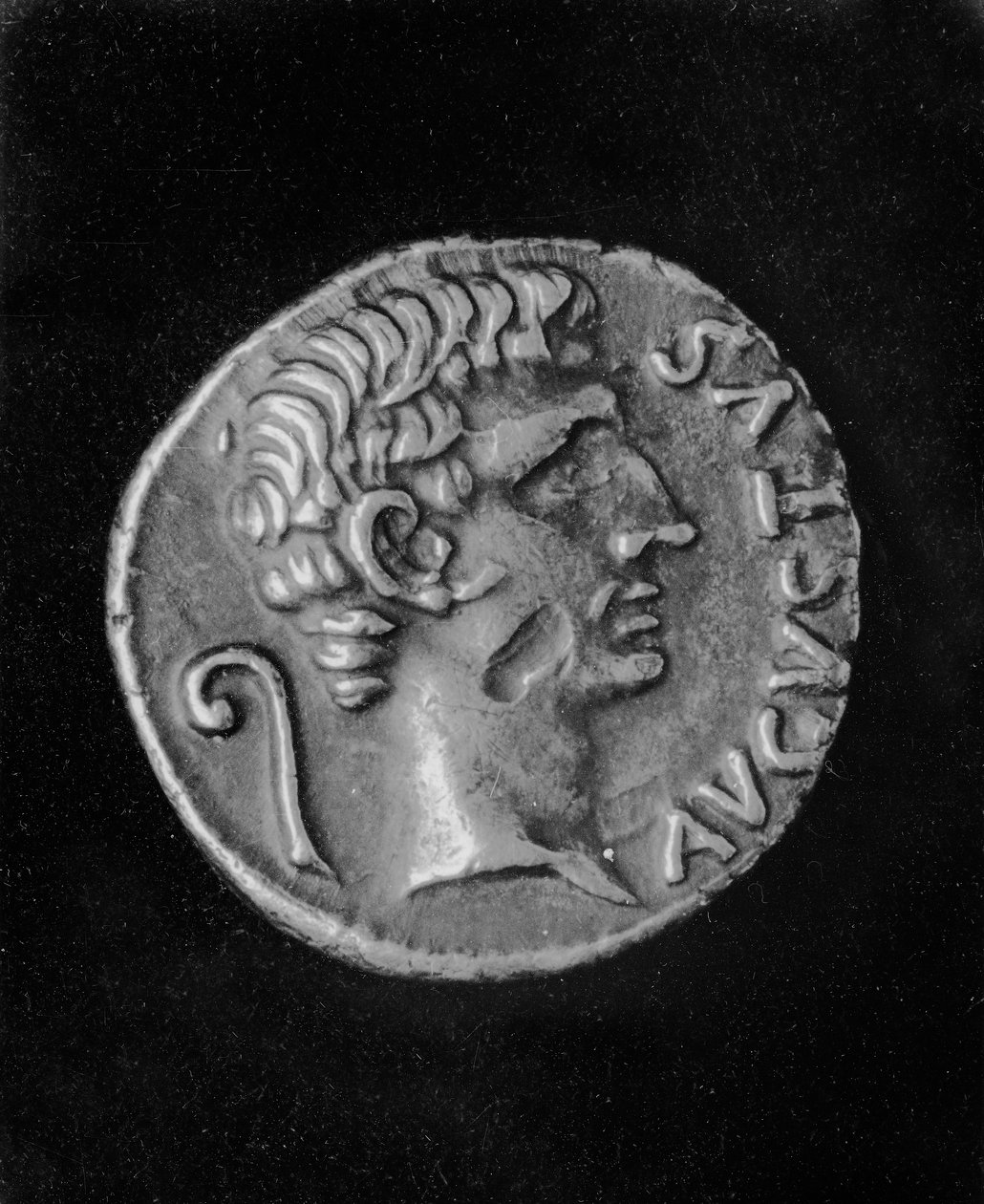 Porträtt av kejsar Augustus (63BC-14AD), på baksidan av ett mynt av Julia (39BC-14AD), dotter till Augustus (metall) av Roman