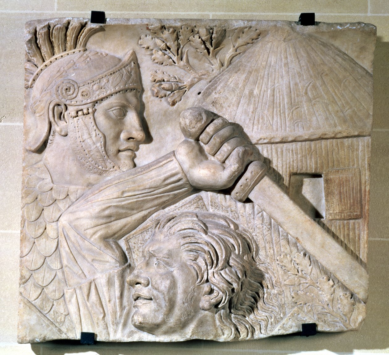 Relief som föreställer en barbar som slåss mot en romersk legionär. av Roman