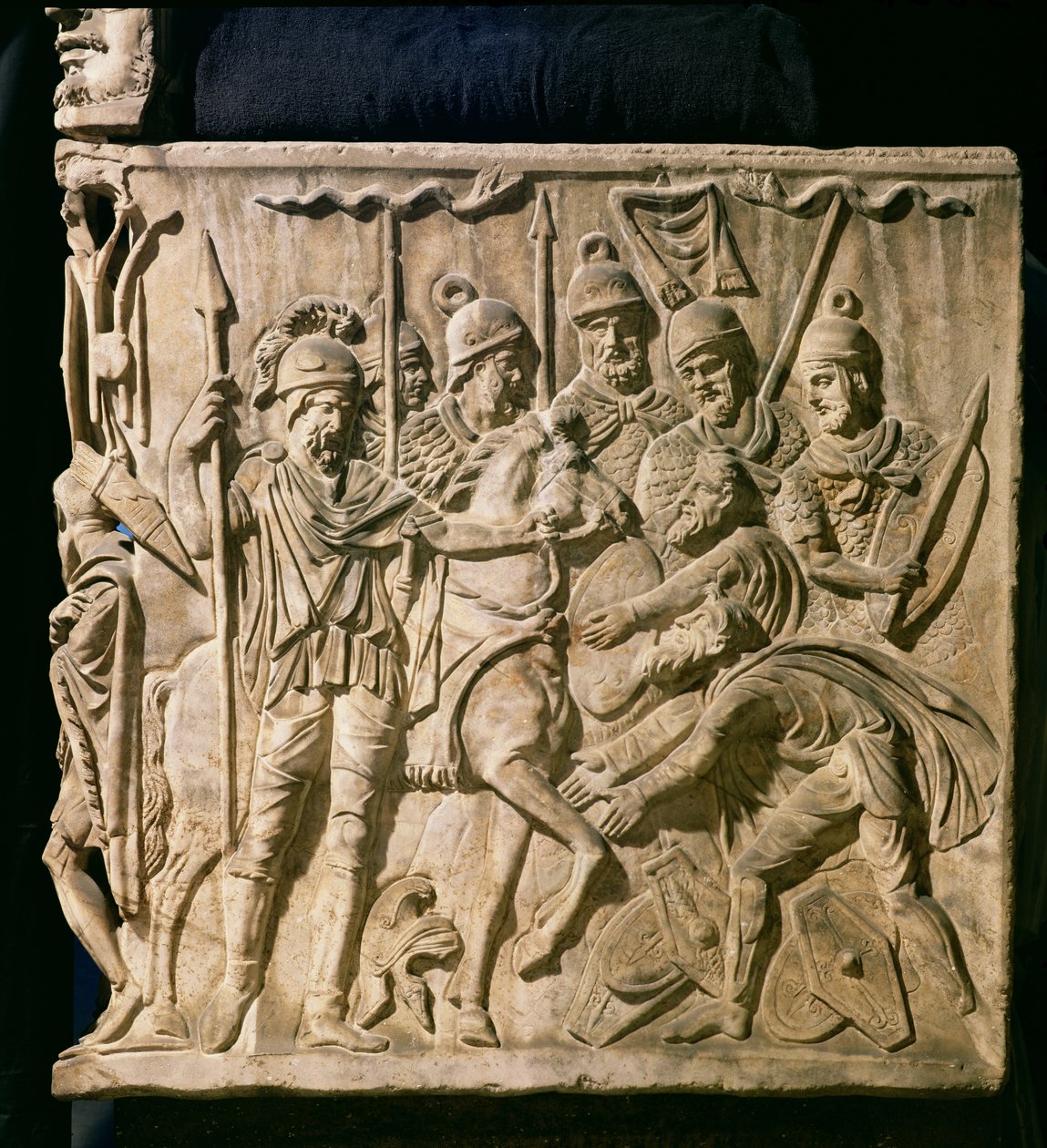 Relief från en sarkofag som visar underkastelsen av en barbar till en romersk trupp av Roman