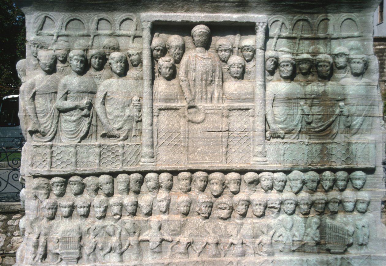 Relief på basen av Obelisken av Theodosius I (347-395) även känd som Obelisken av Tuthmosis III, från Karnak (marmor) av Roman