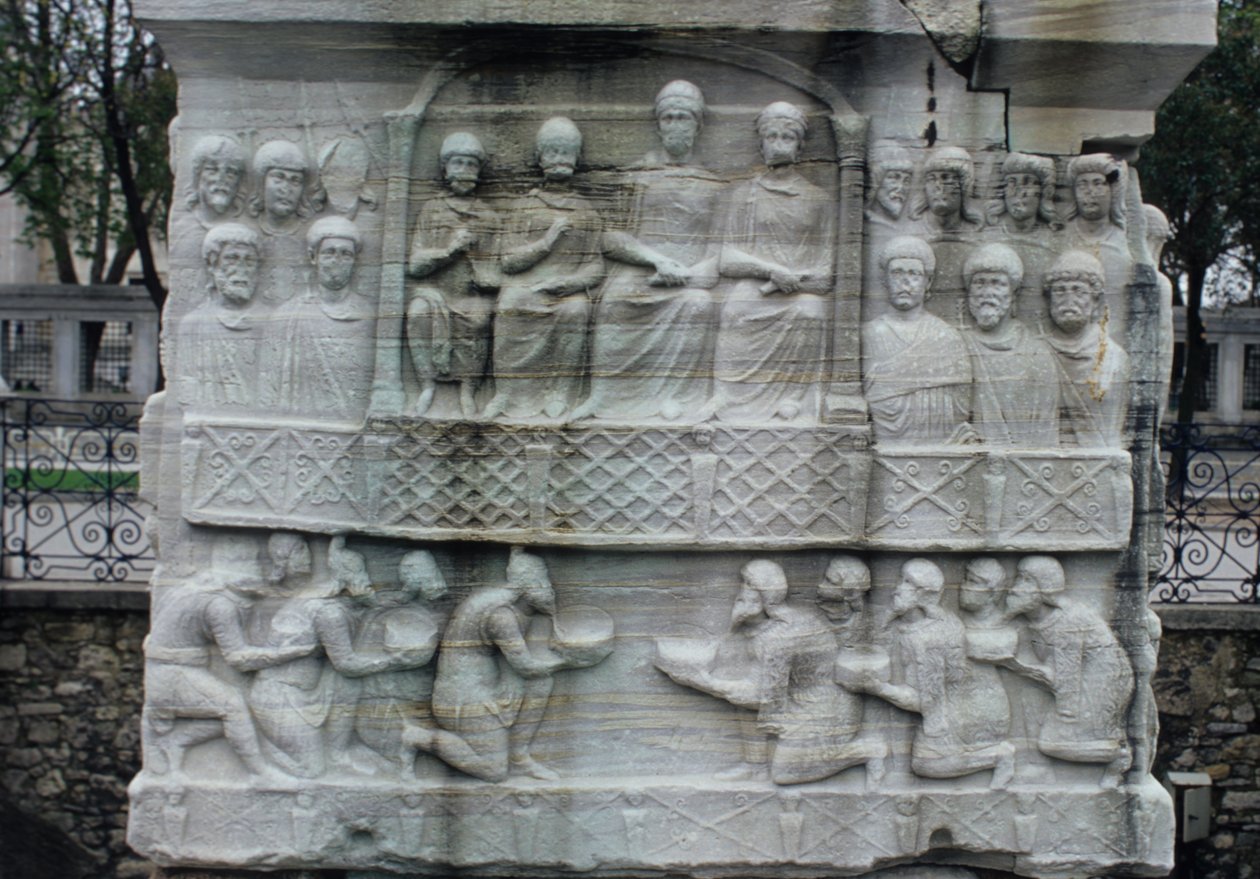 Relief på basen av Obelisken av Theodosius I (347-395) även känd som Obelisken av Tuthmosis III, från Karnak (marmor) av Roman