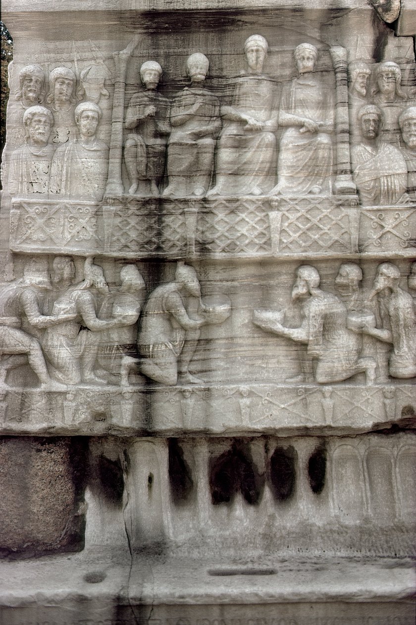 Relief på basen av Obelisken av Theodosius I (347-395) även känd som Obelisken av Tuthmosis III, från Karnak (marmor) av Roman