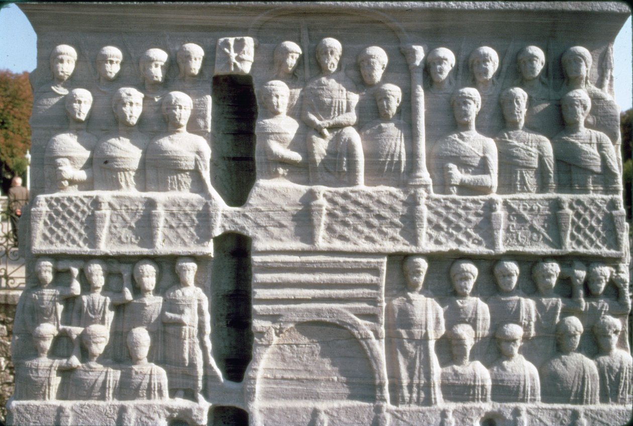 Relief på basen av Obelisken av Theodosius I (347-395) även känd som Obelisken av Tuthmosis III, från Karnak (marmor) av Roman