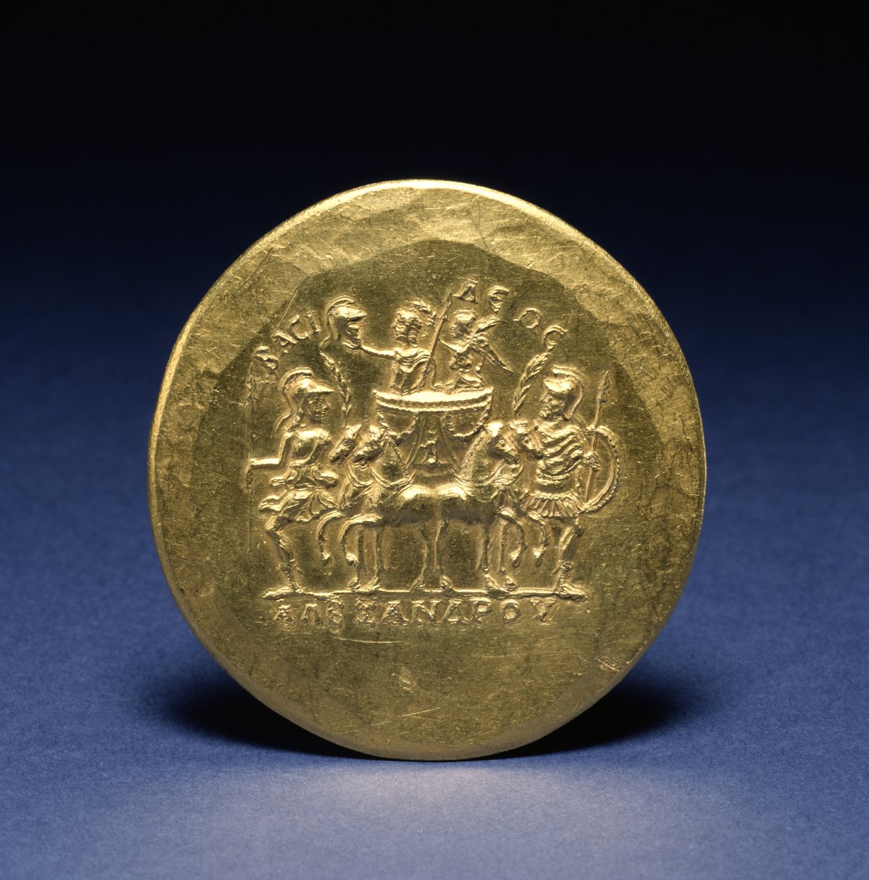 Baksidan av en medaljong föreställande Alexander den store och Nike, segergudinnan, ridande i en vagn, c.215-243 (guld) av Roman
