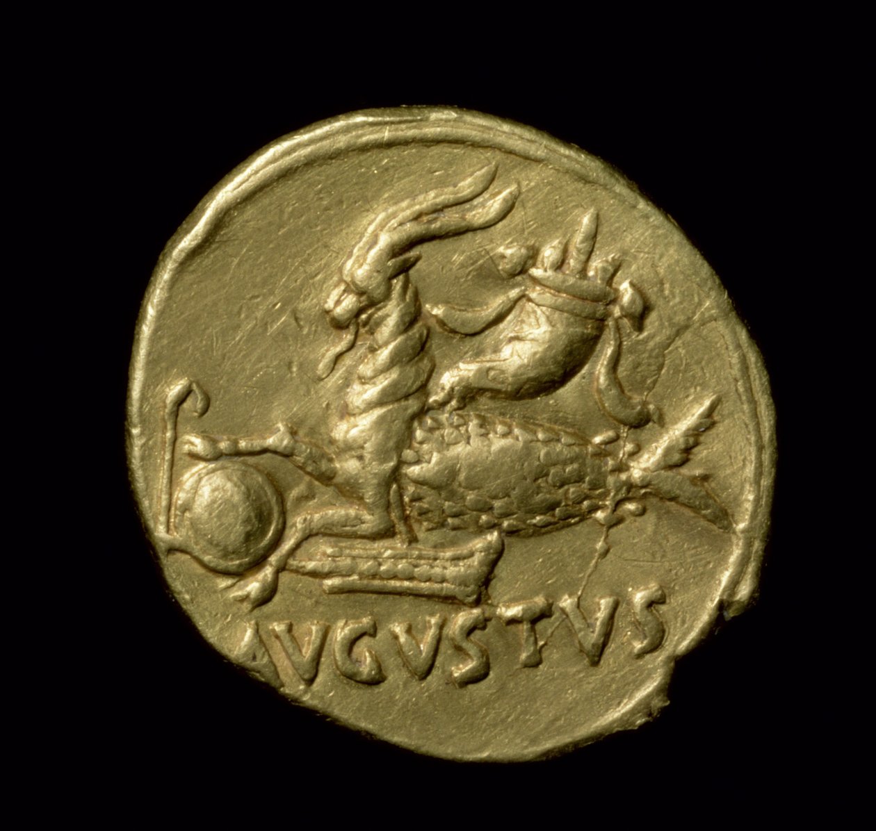 Baksidan av ett aureusmynt föreställande en get med fiskstjärt och namnet Augustus, ca. 18-16 f.Kr. (guld) av Roman