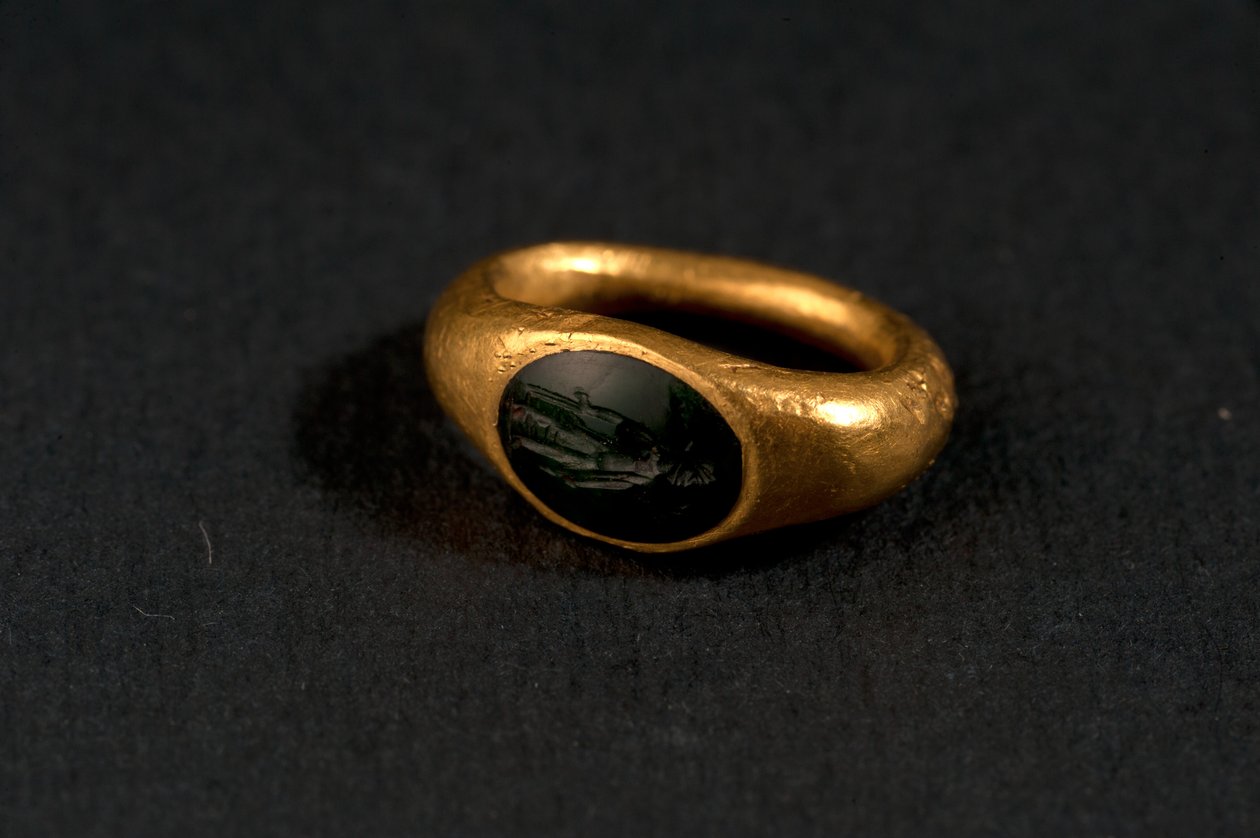 ring (guld och calchedony) av Roman