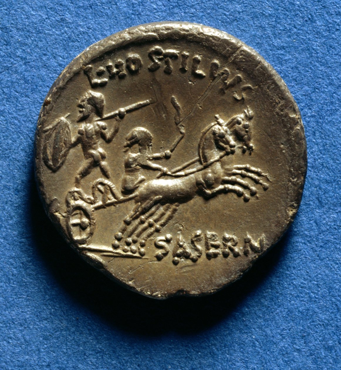 Romersk denar dekorerad med en vagnförare och en ädel krigare som åker på en keltisk krigsvagn, c.48 f.Kr. (guld) av Roman