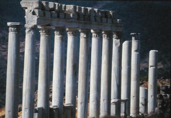 Ruiner från Trajanus tempel av Roman