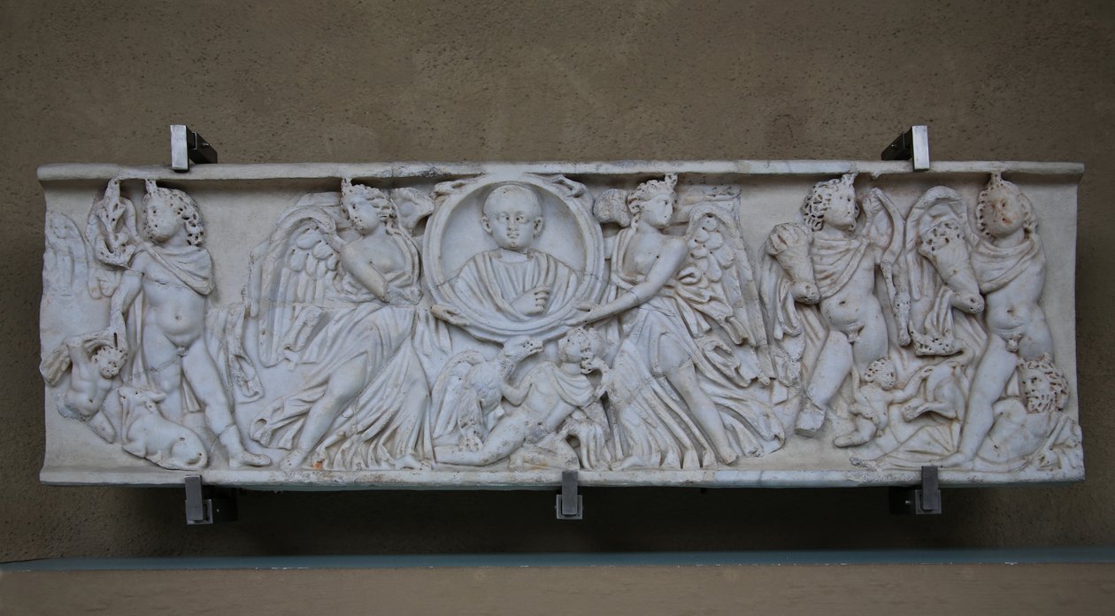 Sarkofag med ett barn och koppar som samlar druvor för att offra till Bacchus. av Roman