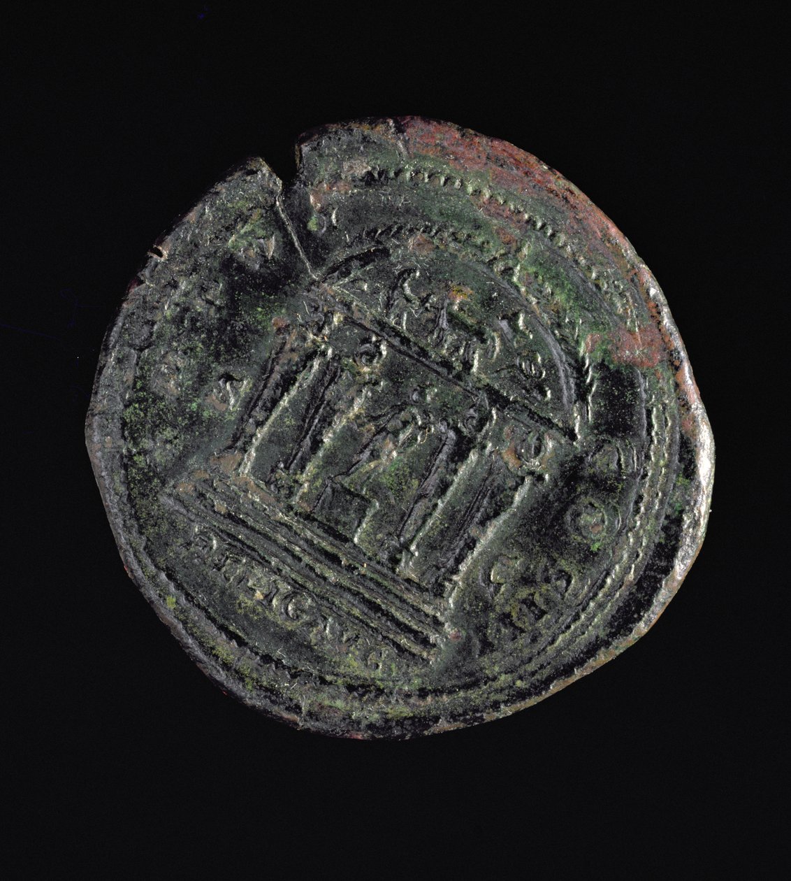 Sestertius (baksida) präglad av Marcus Aurelius (161-180 e.Kr.) föreställande ett tempel med fyra kolonner med huvuden på toppen (brons): IMP VI COS III S C RELIG AVG (för framsidan se 119154). av Roman