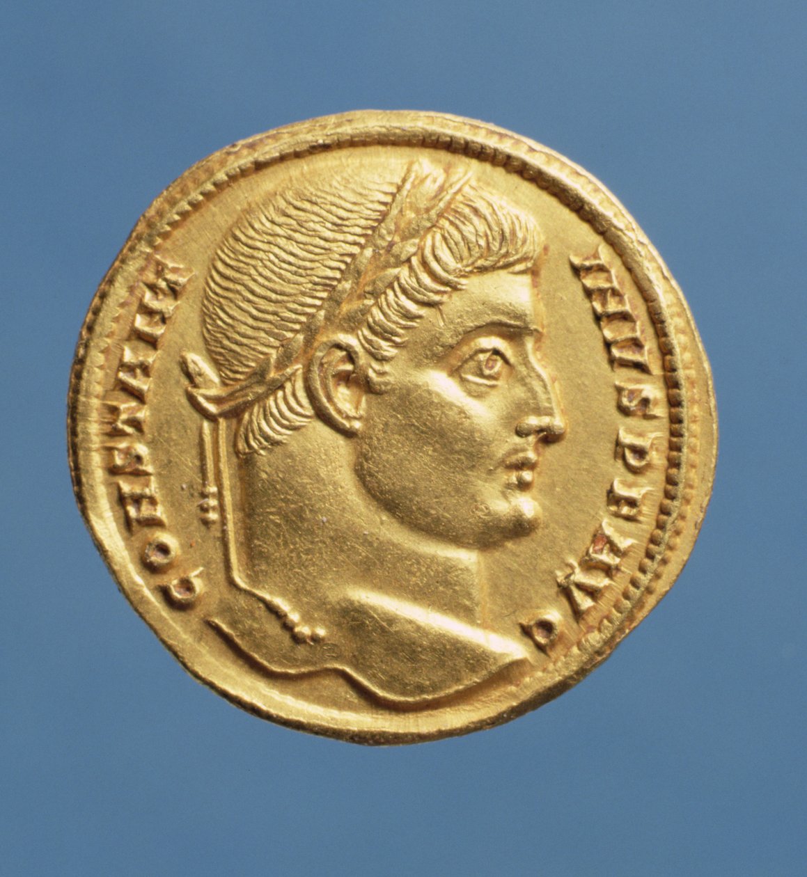 Solidus (framsida) av Konstantin I, den store (306-337) med en lagerkrans. (guld) Inskription: CONSTANTINVS P F AVG av Roman