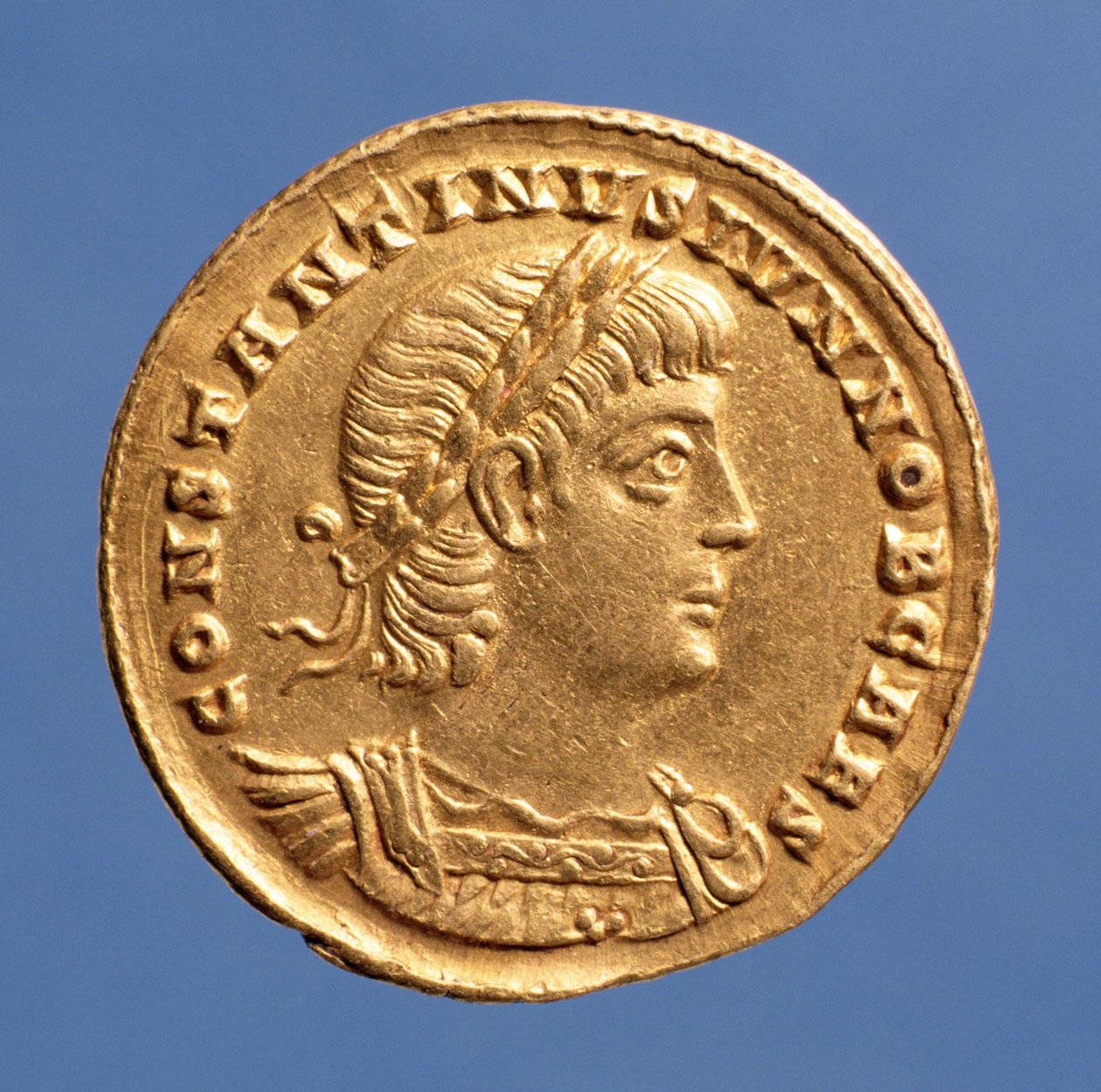 Solidus (framsida) av Konstantin II Caesar med korax (guld) av Roman