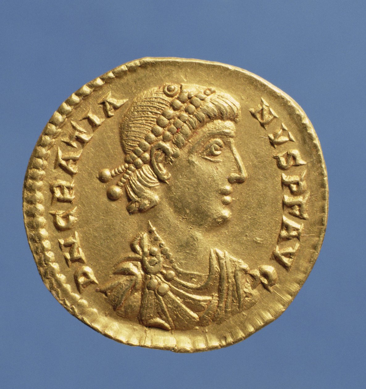 Solidus (framsidan) av Gratianus (375-383) draperad, kurassad med diadem. (guld) Inskrift: D N GRATIANVS P F AVG av Roman