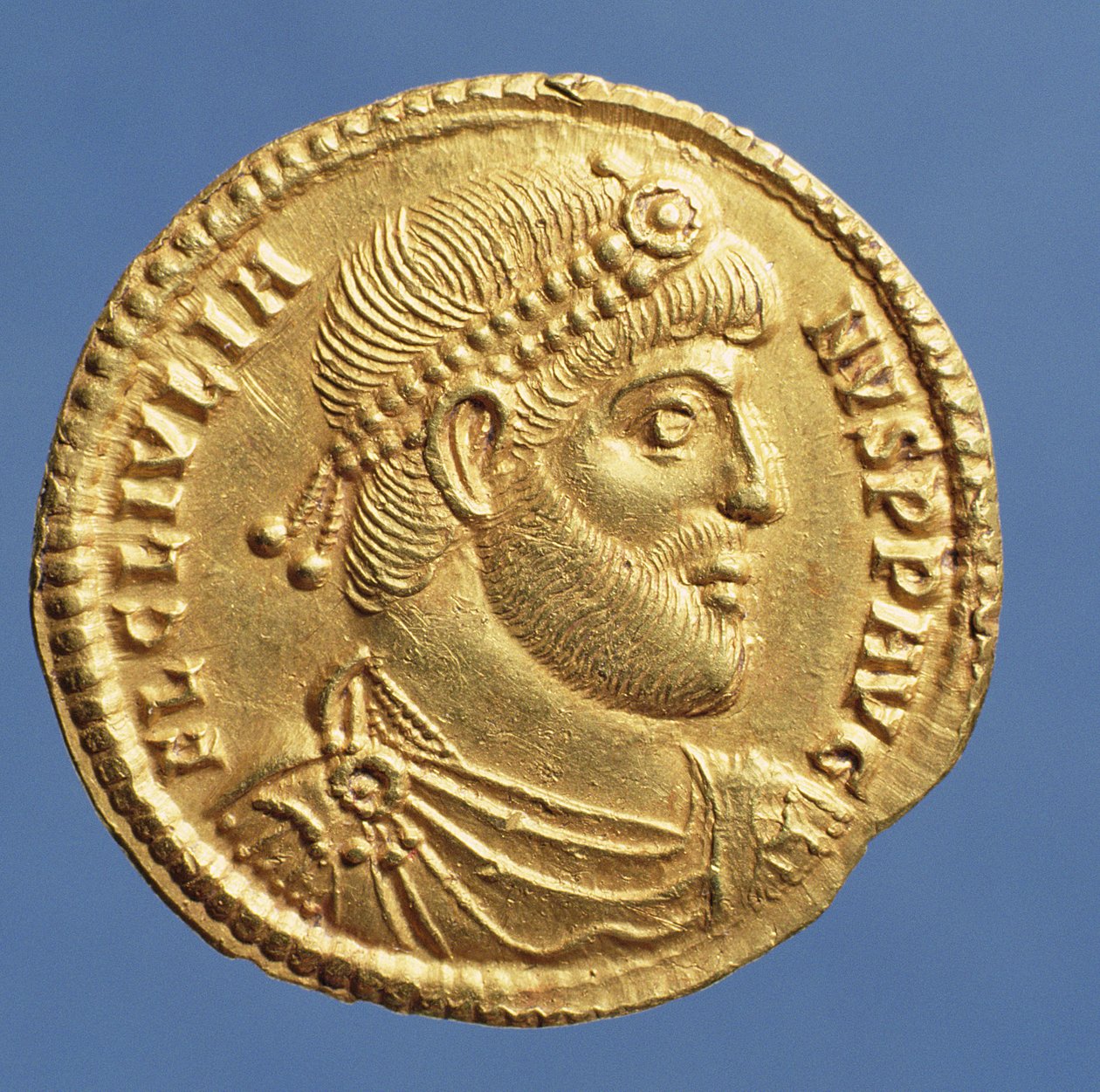 Solidus (framsidan) av Julianus den avfällde (361-363) draperad, cuirassed, bärande ett diadem. Inskription: FL CL IVLIANVS P P AVG (guld) av Roman