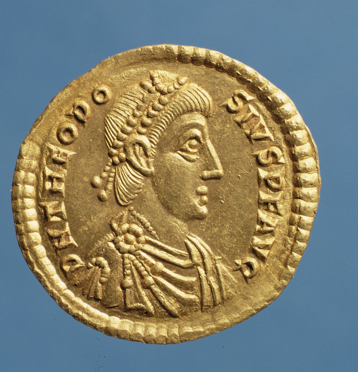 Solidus (framsidan) av Theodosius I den store (379-395) draperad, kuraterad med diadem. Inskription: D N THEODOSIVS P F AVG (guld) av Roman