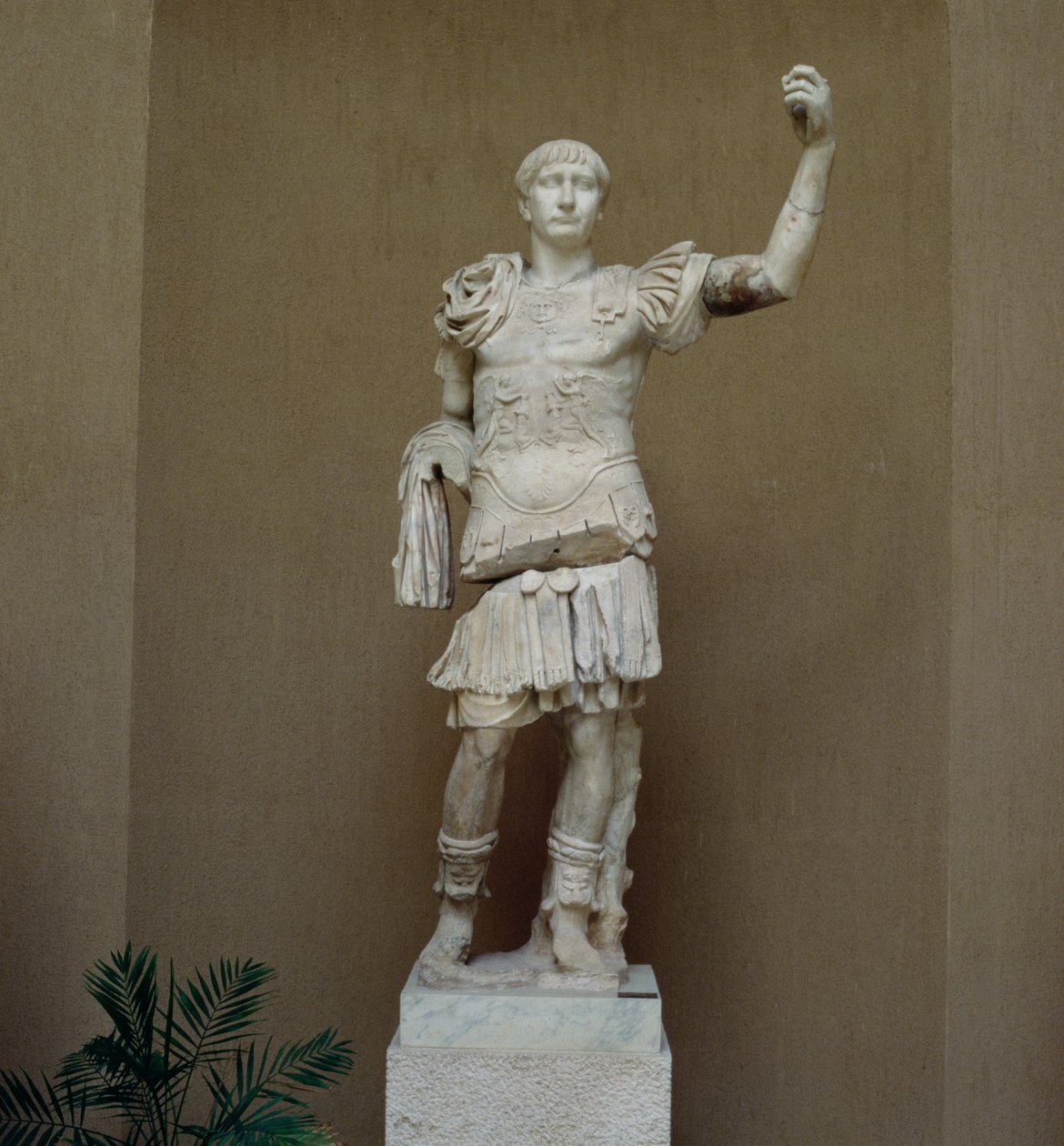 Staty av kejsar Trajanus (53-117 e.Kr.) (marmor) av Roman