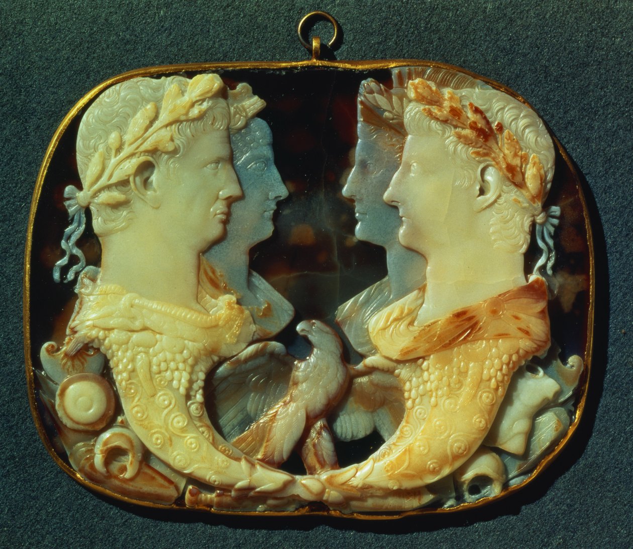 Gemma Claudia, en kameo med profiler av fyra romerska kejsare, vänster: Claudius och hans hustru Agrippina den yngre, höger: Germanicus och hans hustru Agrippina den äldre, 1:a århundradet (femlagers sar av Roman