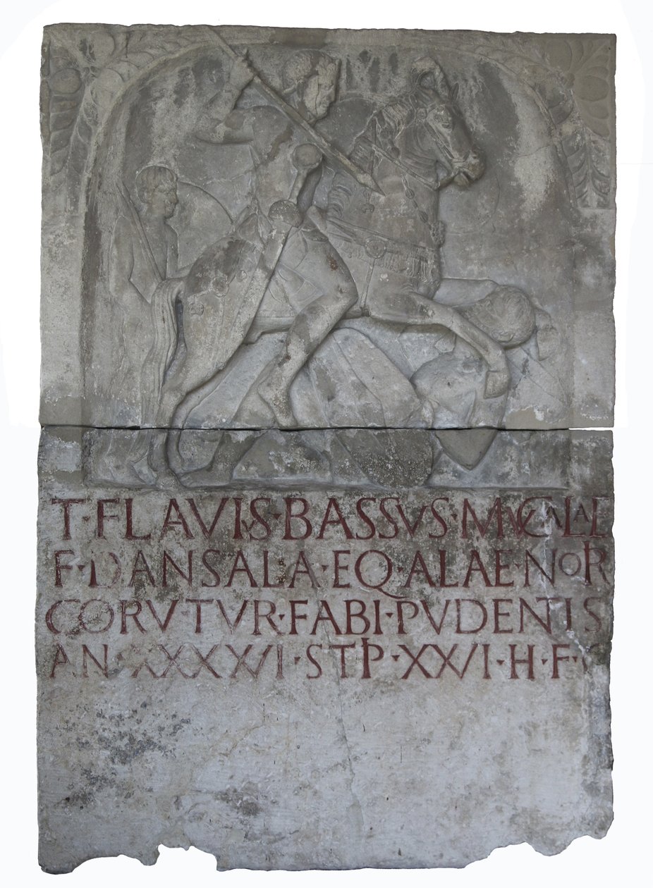 Gravsten från den flaviska eran eques alaris (vingkavallerist) Titus Flavius ​​​​Bassus, son till Mucala. En Dansala av Roman