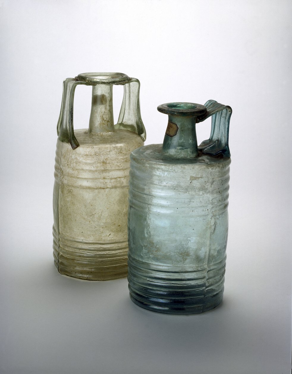 Två tunnformade flaskor, 200- och 300-talet e.Kr. (glas) av Roman
