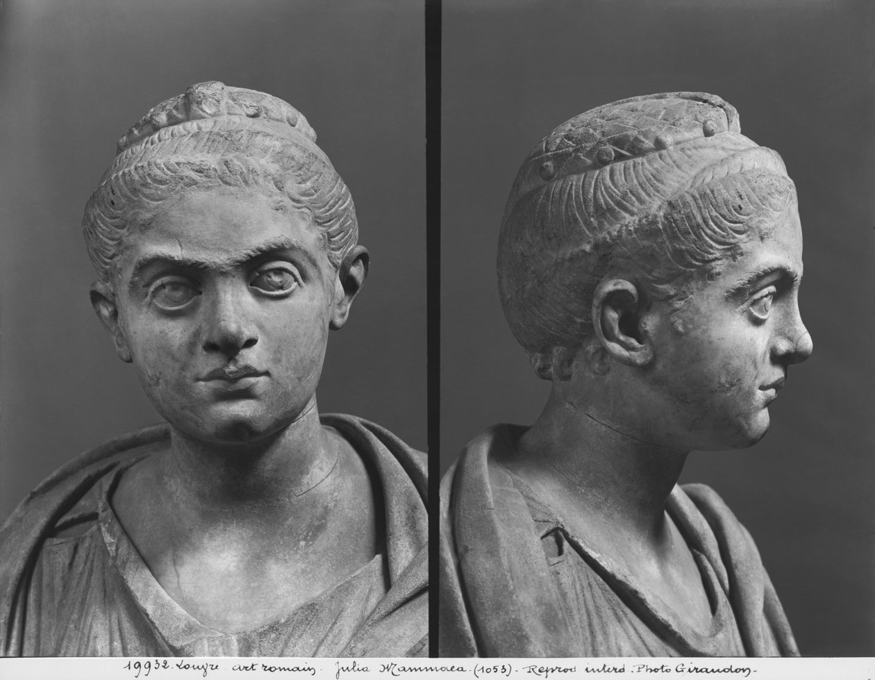 Två vyer av Julia Mamaea (180-235 AD) mor till kejsar Severus Alexander (205-235 AD) ca 230 (marmor) av Roman